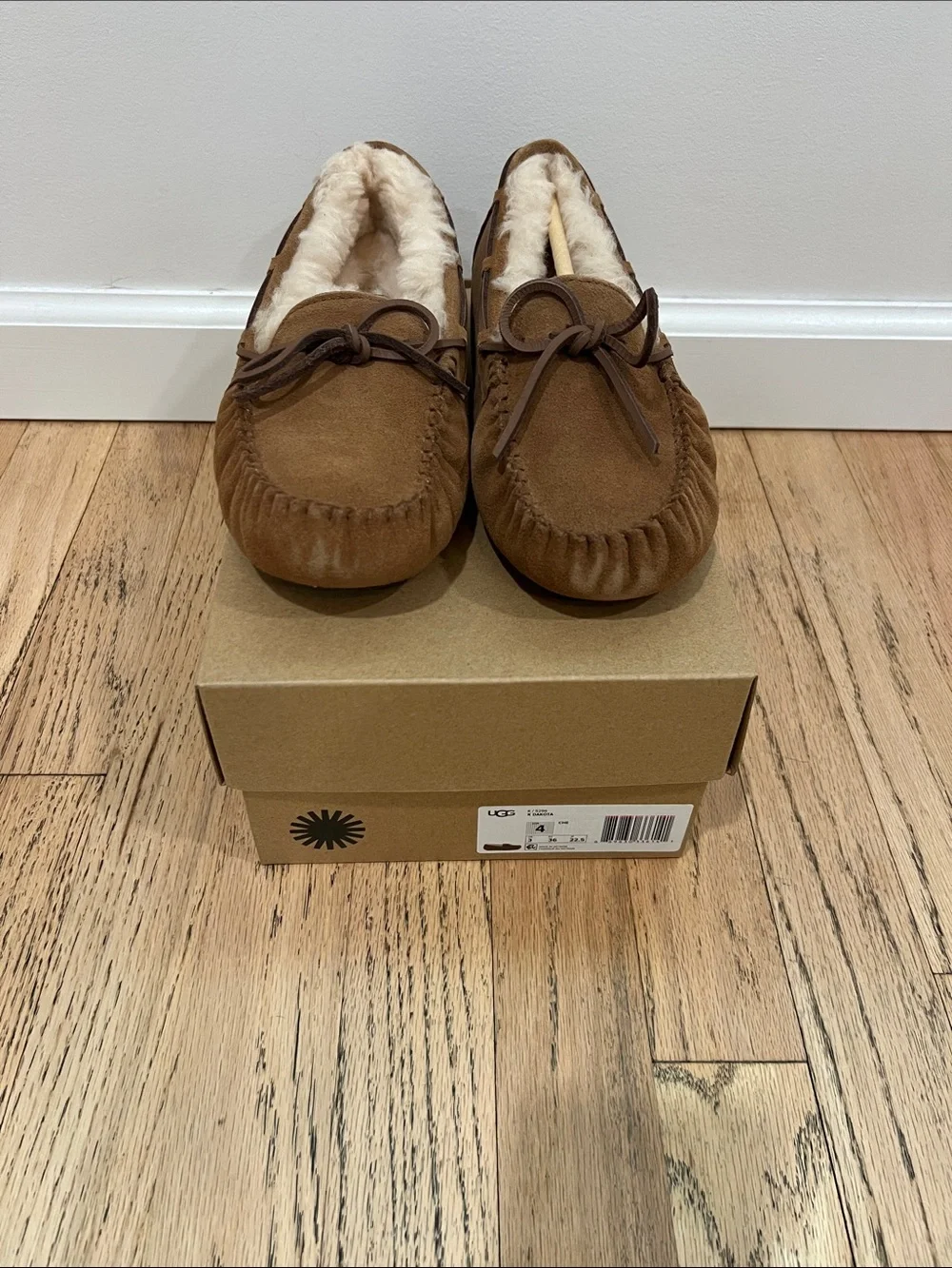 Brand New Kids UGG Chestnut Suede Moccasin Slippers with Shearling Size 4